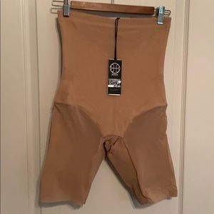 NWT HONEYLOVE Sculptwear Super Power Short Size M